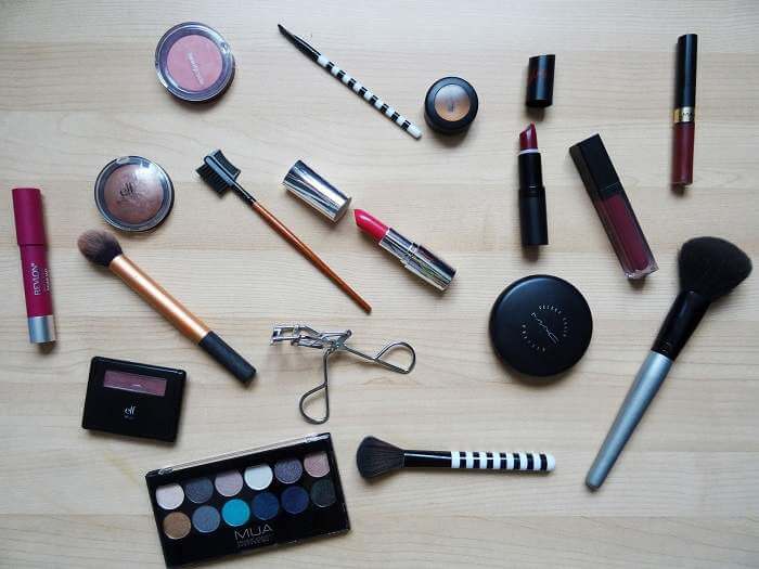 cosmetic make up and brushes to pack for travel