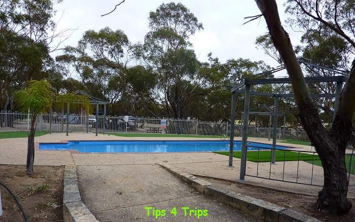 The swimming pool at Hyden caravan park