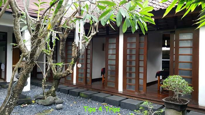 massage rooms at Jari Menari in Seminyak with gardens and japanese style sliding doors