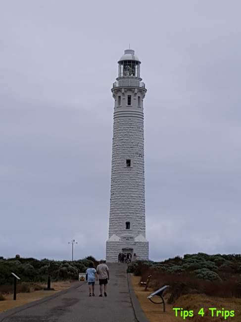 people walking towards the Leeuwin Lighthouse